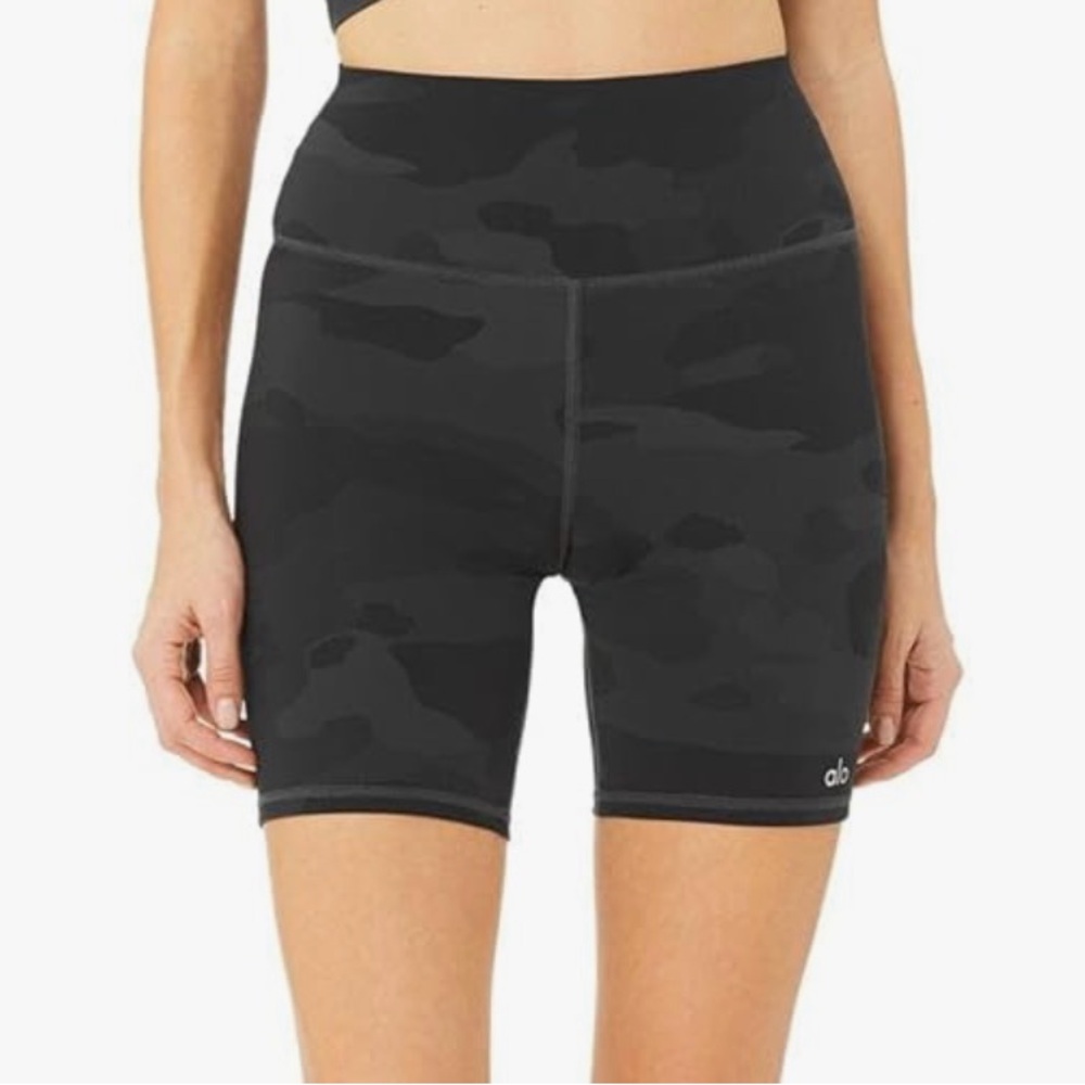 Alo Women's High Waist Vapor Short Brand New Black camo